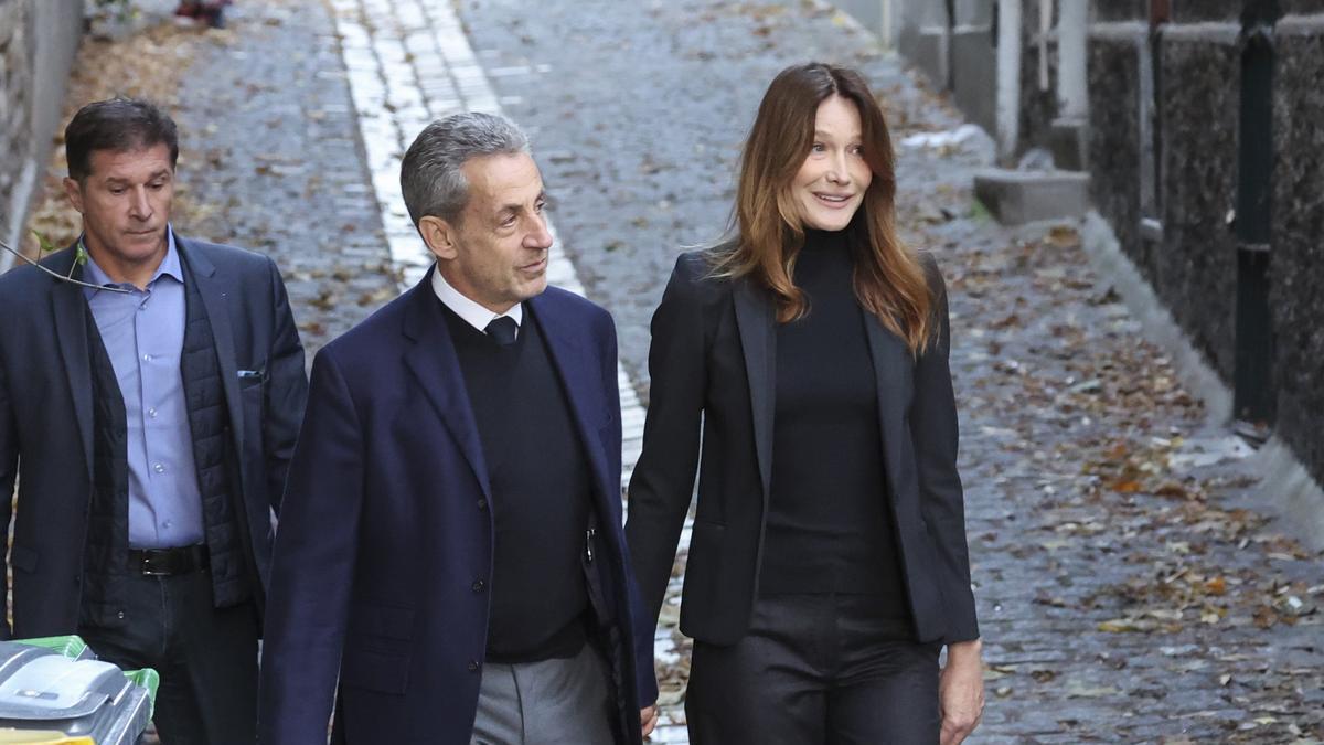 Nicolás Sarkozy junto a su mujer, Carla Bruni, camino de la prisión.