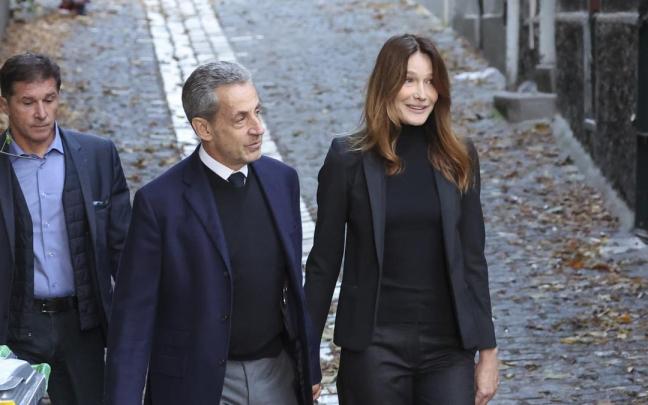 Nicolás Sarkozy junto a su mujer, Carla Bruni, camino de la prisión.