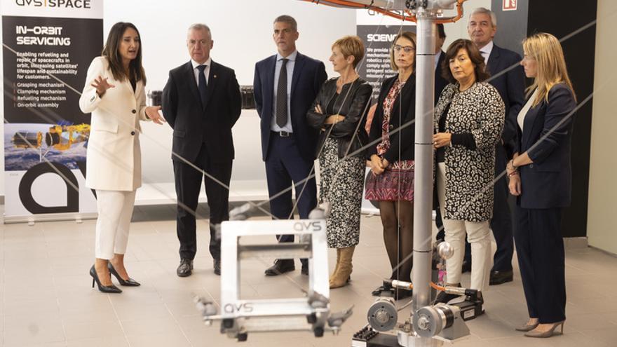 Urkullu en su visita a las instalaciones de empresa Added Value Solutions (AVS) en el Parque Tecnológico de Álava.
