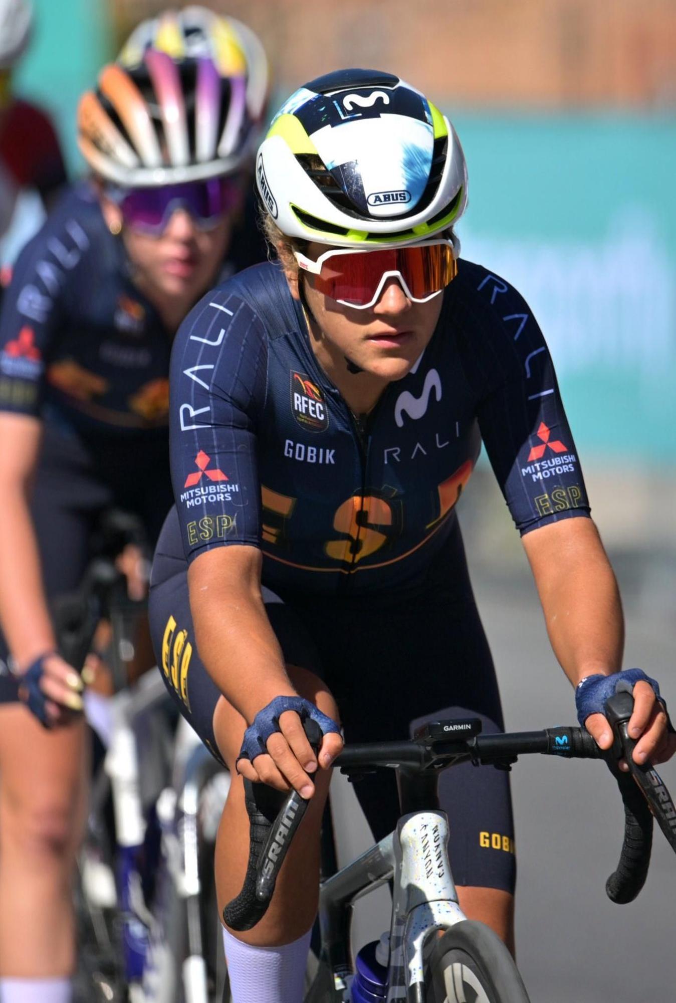 Paula Ostiz rueda durante la carrera.