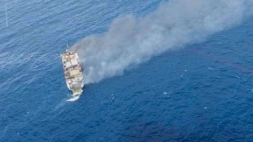 Una joven fallecida y más de 170 rescatados tras incendiarse un barco turístico de Bali