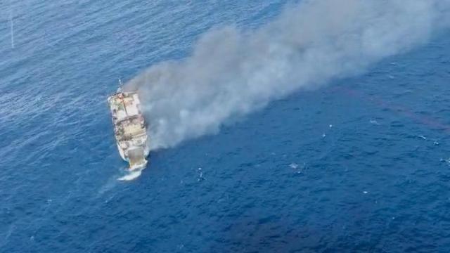 Una joven fallecida y más de 170 rescatados tras incendiarse un barco turístico de Bali