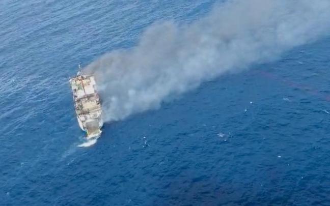 Una joven fallecida y más de 170 rescatados tras incendiarse un barco turístico de Bali
