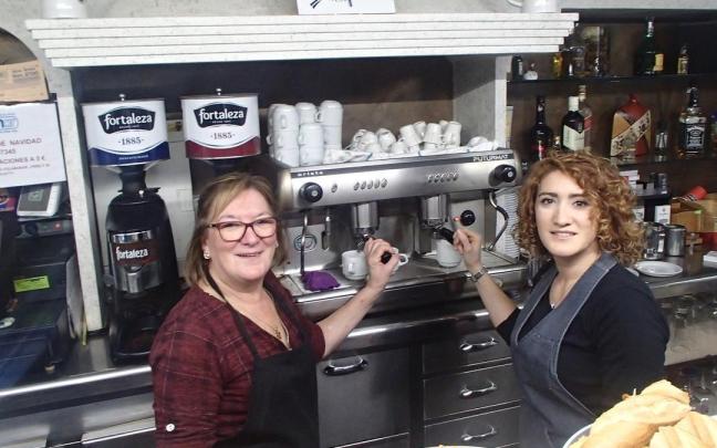 Josefa y su hija Tamara, en el bar Amapola