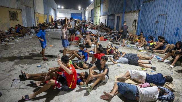 Crisis migratoria en Ceuta: miles de inmigrantes llegan a nado a la ciudad autónoma