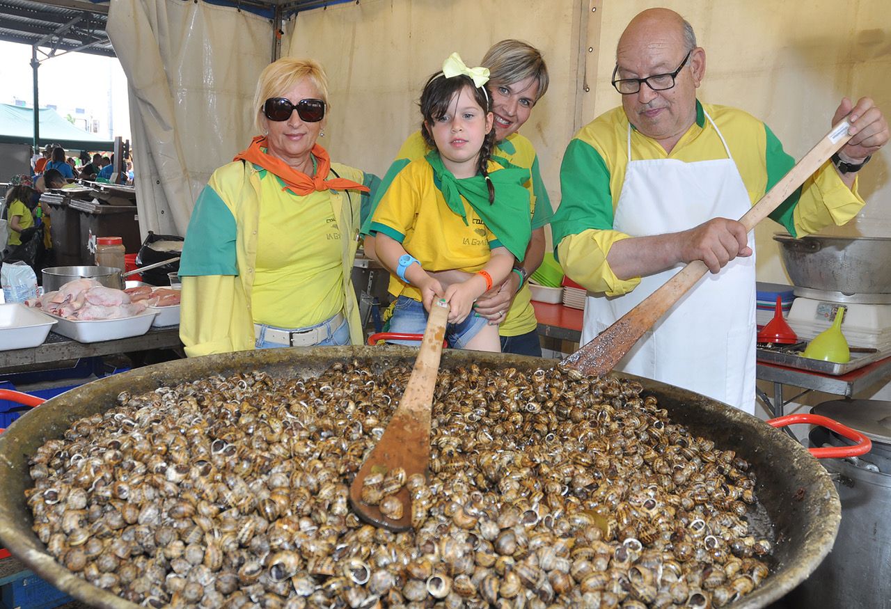 Cocinando una gran ración de caracoles.