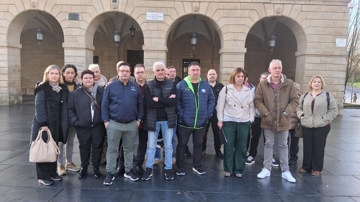 Representantes de BidaShop junto a los de las asociaciones de vecinos Alde Zaharra-San Juan y Centro, esta mañana frente al Ayuntamiento de Irun.