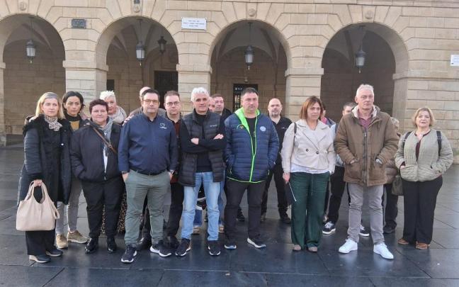Representantes de BidaShop junto a los de las asociaciones de vecinos Alde Zaharra-San Juan y Centro, esta mañana frente al Ayuntamiento de Irun.