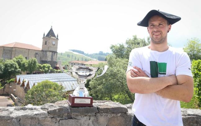 Entrevista a Aitor Elordi tras conquistar la txapela del Manomanista.