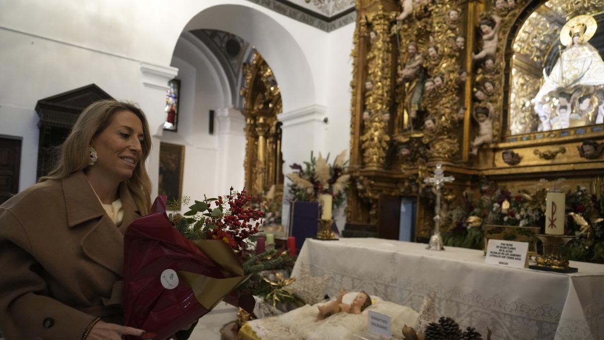 María Guardiola ofrece un ramo de flores a la Virgen de la Montaña en su visita al santuario cacereño durante la jornada de reflexión de las elecciones extremeñas.
