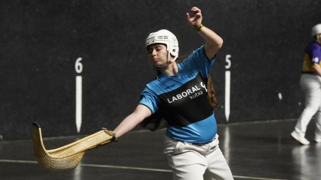 Ihart Arakistain y Maia Goikoetxea se clasifican para los cuartos de final del Euskotren Women Winter Series tras ganar a Maite y Oaia en Durango.