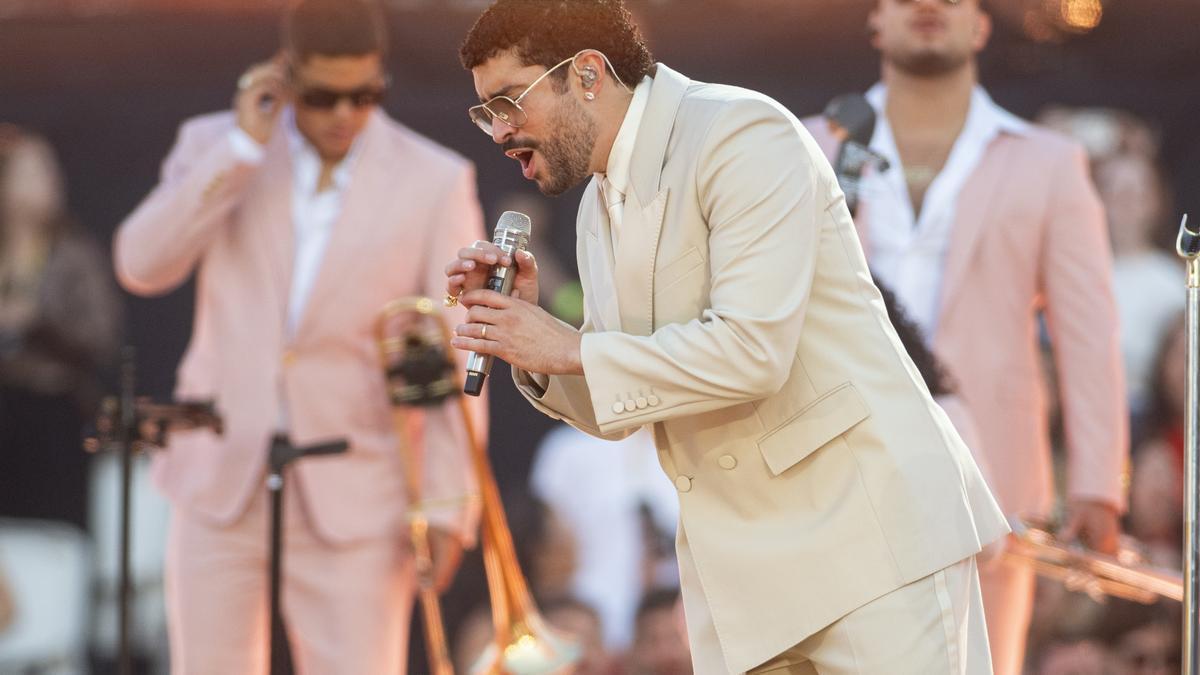 El cantante Bad Bunny, durante su concierto en el Estadi Olímpic Lluís Companys.