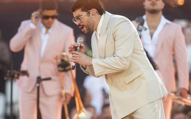 El cantante Bad Bunny, durante su concierto en el Estadi Olímpic Lluís Companys.