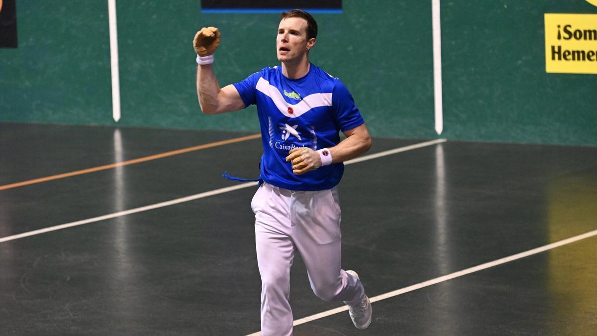 Iñaki Artola supera con autoridad a Ezkurdia en los cuartos de final del Manomanista en Eibar (10-22).