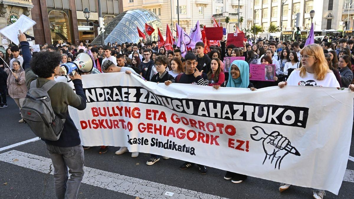 Cientos de estudiantes, en su mayoría de ESO y Bachillerato, marchan en Bilbao contra el acoso escolar. Foto: Okar González.
