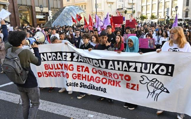 Cientos de estudiantes, en su mayoría de ESO y Bachillerato, marchan en Bilbao contra el acoso escolar. Foto: Okar González.