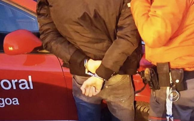 Imagen de archivo de una detención de la Policía Foral.