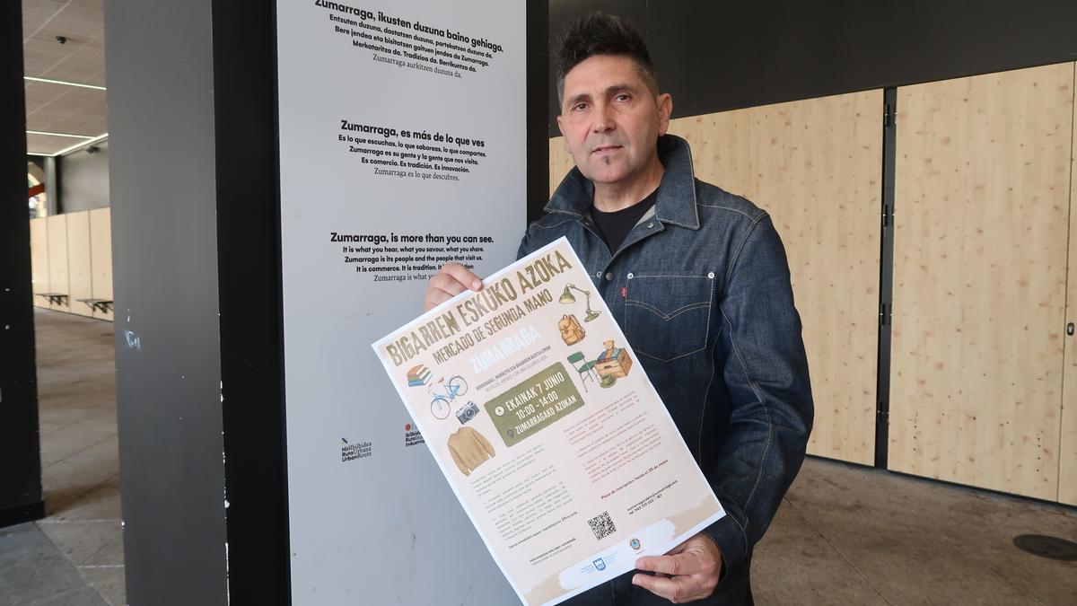 Mikel Serrano, con el cartel anunciador.