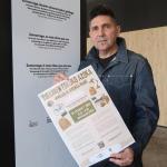 Mikel Serrano, con el cartel anunciador.