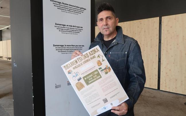 Mikel Serrano, con el cartel anunciador.