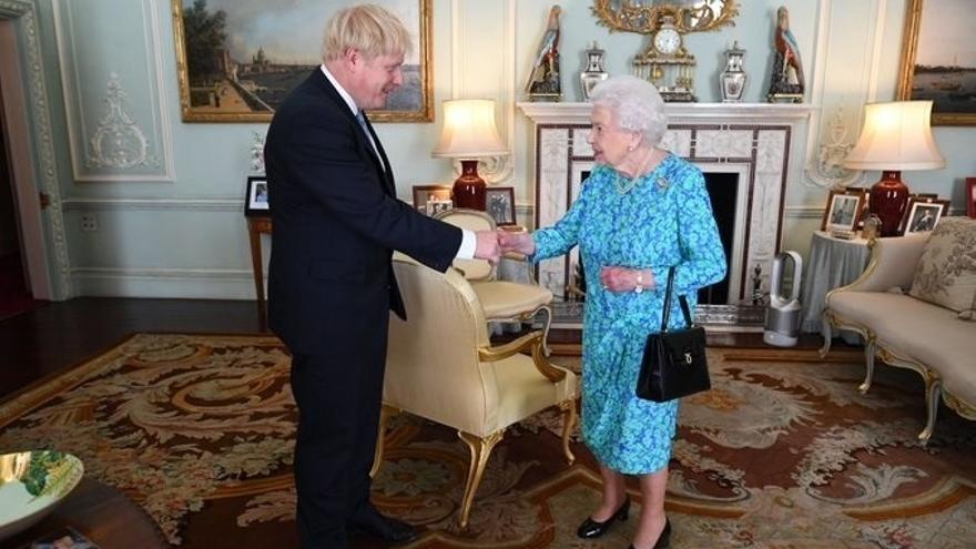 Boris Johnson saluda a Isabel II en una imagen de 2019.