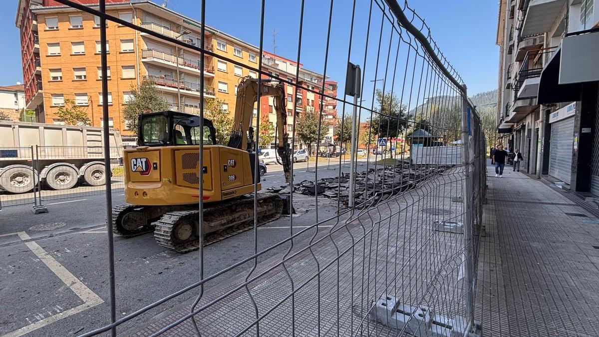 La maquinaria ya está trabajando en la reurbanización de la calle Lehendakari Aguirre