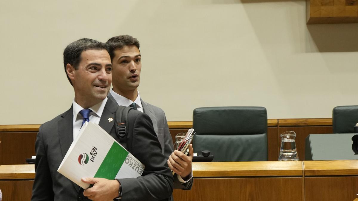 El candidato del PNV a lehendakari, Imanol Pradales, a su llegada al Parlamento Vasco, con el portavoz jeltzale, Joseba Díez Antxustegi