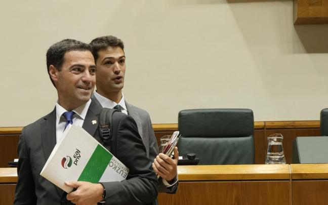 El candidato del PNV a lehendakari, Imanol Pradales, a su llegada al Parlamento Vasco, con el portavoz jeltzale, Joseba Díez Antxustegi