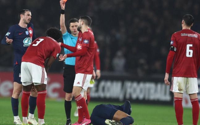 Brassier (Stade Brestois) ve la roja tras su dura entrada a Kylian Mbappé (PSG), tendido en el suelo. / MOHAMMED BADRA / EFE