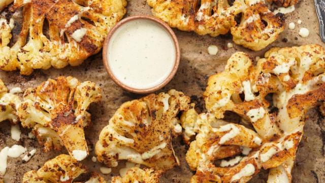 Ramilletes de coliflor con salsa tahini.