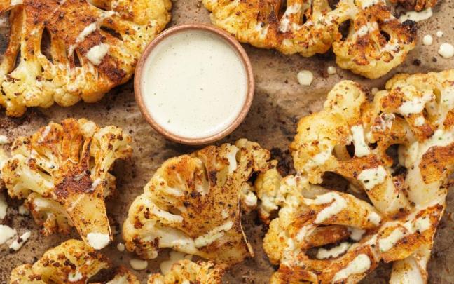 Ramilletes de coliflor con salsa tahini.