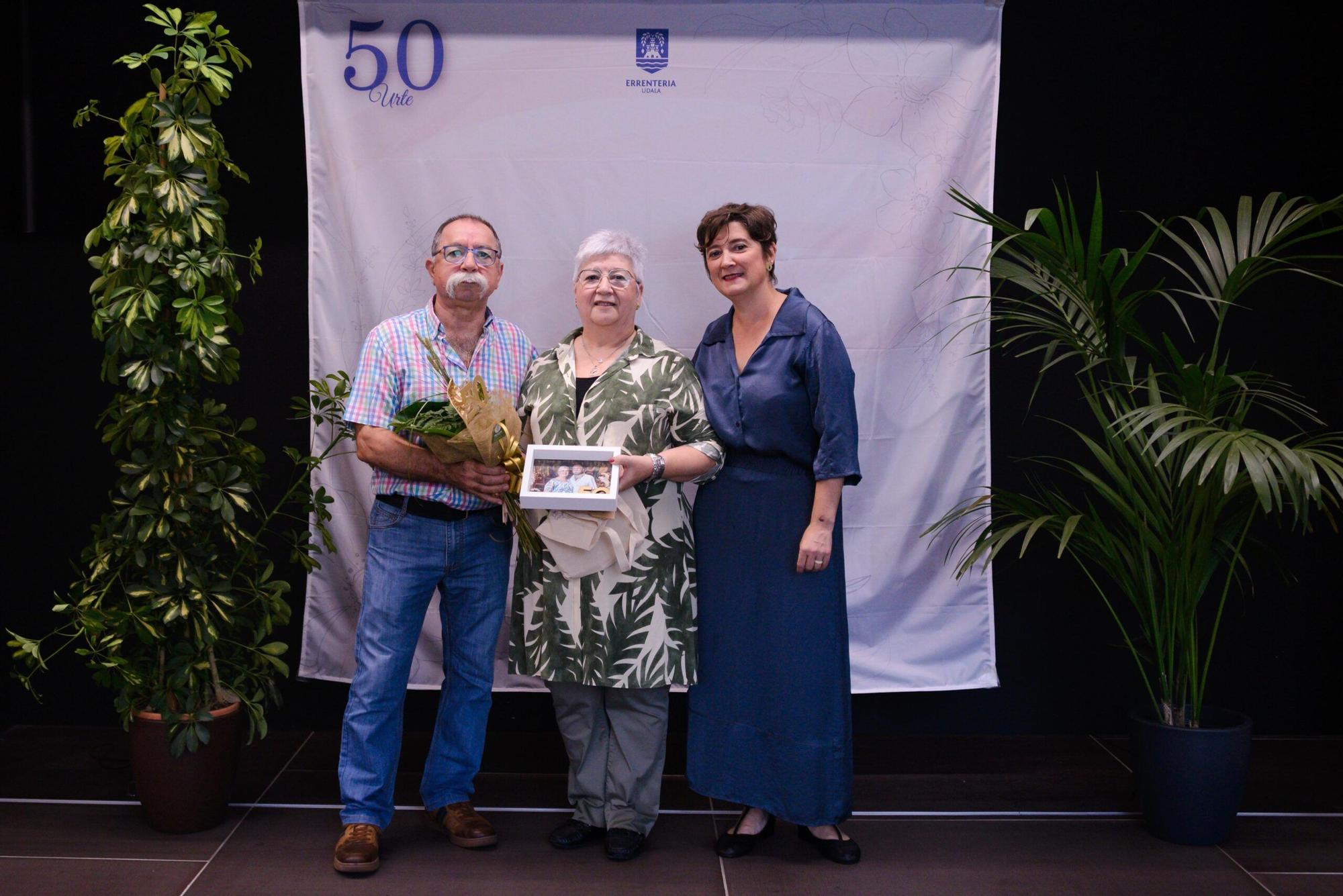 La alcaldesa, junto a una pareja