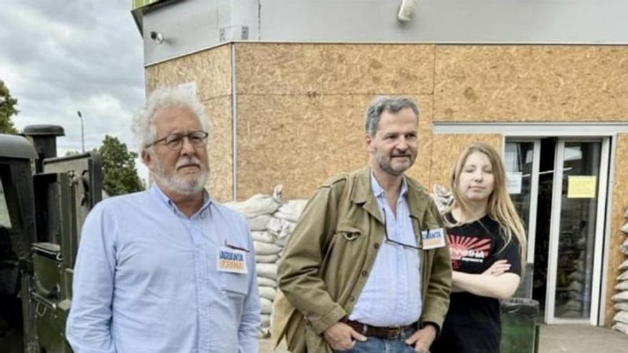 Victoria Amelina junto a los miembros de la delegación colombiana con los que se encontraba, horas antes del ataque.