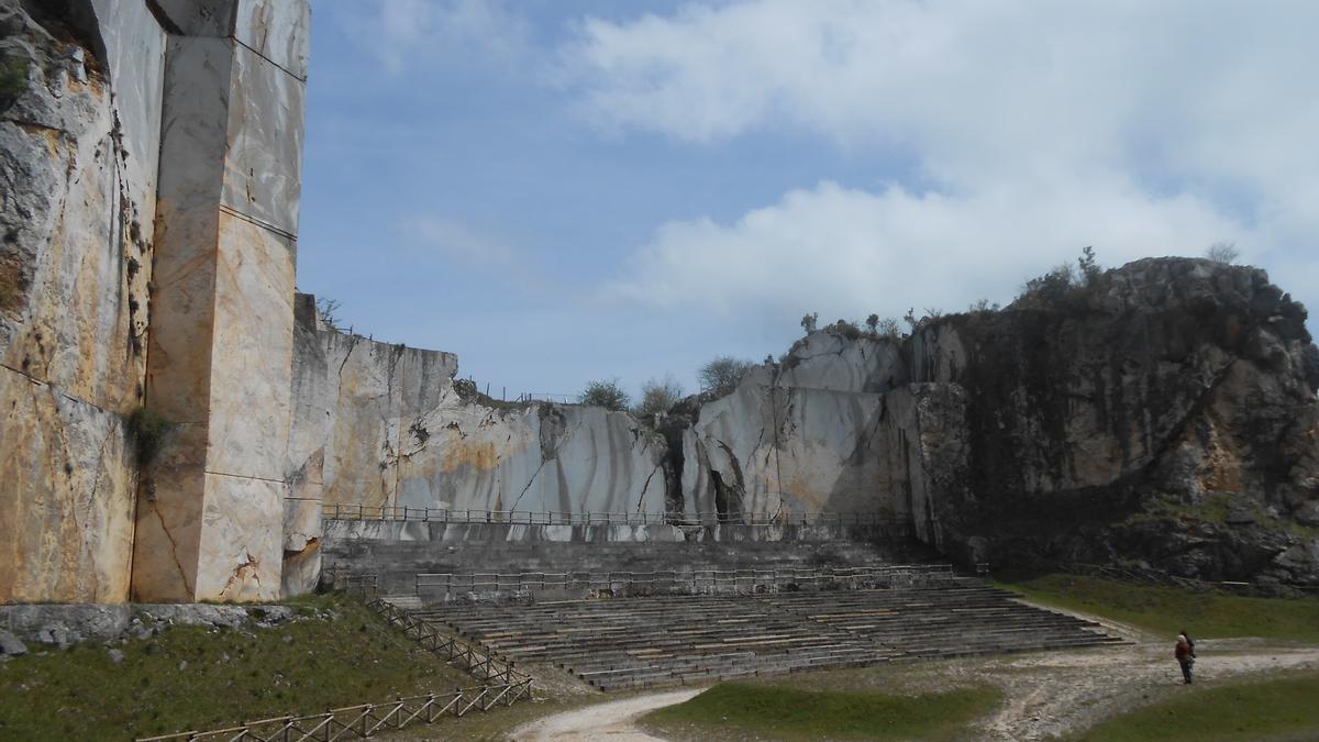 La cantera de Donosa cerró en 1976 y en la actualidad se ha reconvertido en un anfiteatro al aire libre.