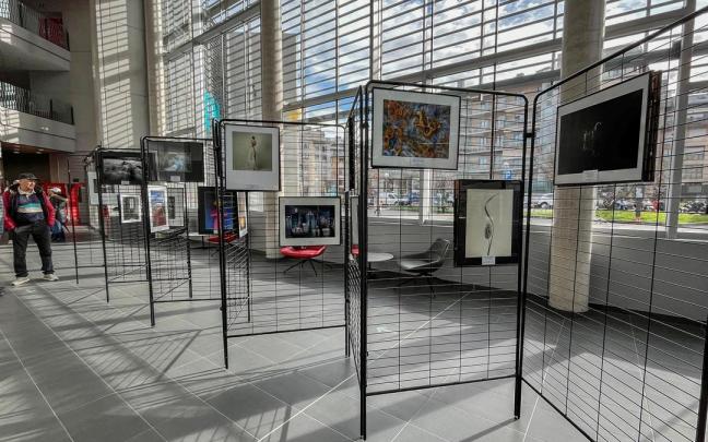 Foto de la exposición que la Asociación Fotográfica Irunesa ha instalado en el Espacio Palmera Montero de Irun.