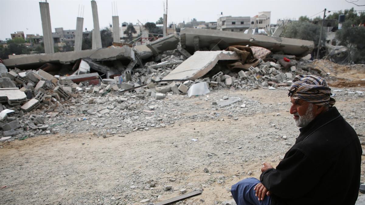 Un ciudadano palestino frente a edificios destruidos en Gaza.