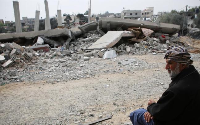 Un ciudadano palestino frente a edificios destruidos en Gaza.