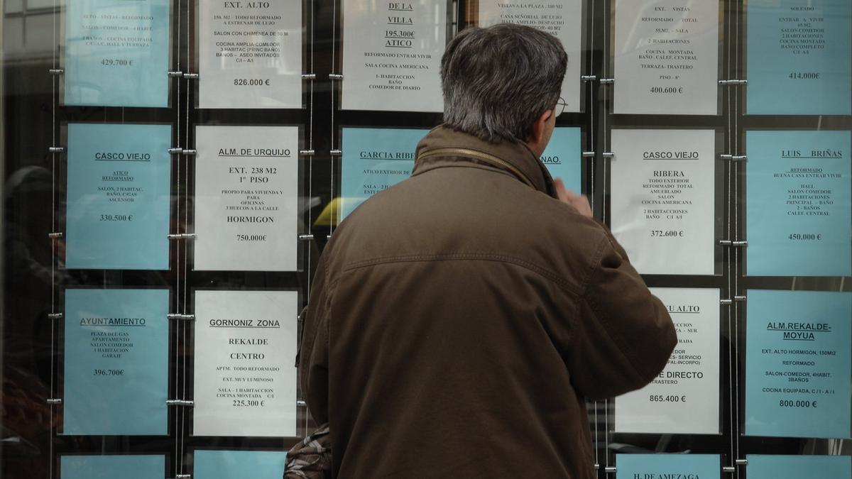 Un hombre contempla las ofertas de una inmobiliaria.