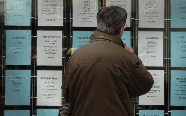 Un hombre contempla las ofertas de una inmobiliaria.