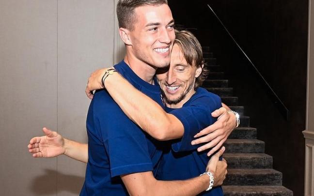 Modric recibe con un abrazo al realista Luka Sucic, al incorporarse este a la convocatoria de Croacia. / HNS