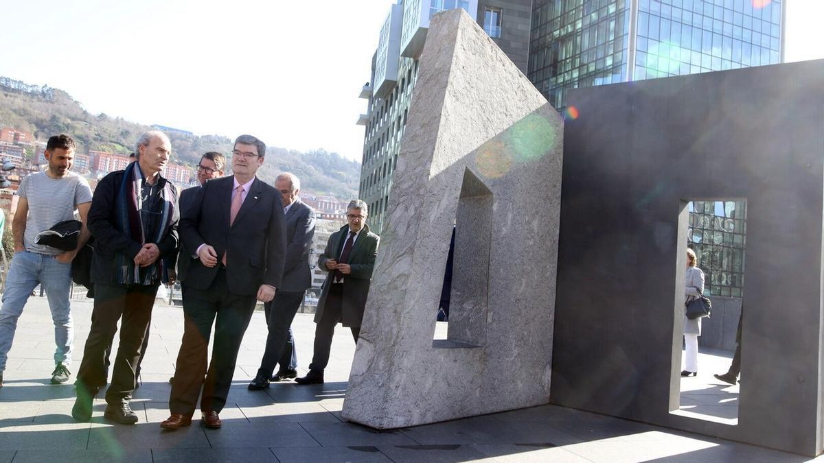 La pieza está instalada en las Torres Isozaki.