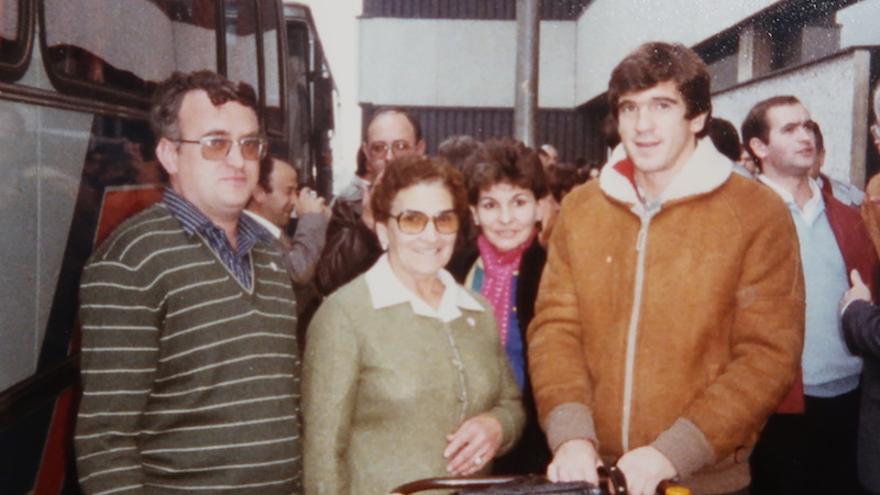 María Ángeles y su madre, con Luis Miguel Arconada y un amigo de Urretxu, en el viaje a Glasgow.