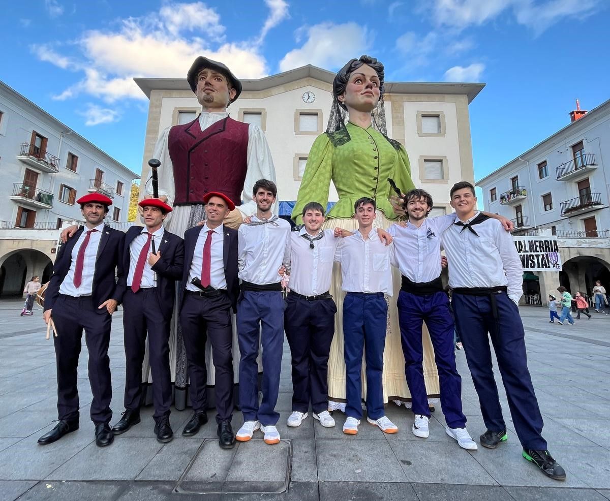 Demetrio y Rita con su porteadores y gaiteros de Aretxabaleta animarán San Pedro e Intxaurtxueta el domingo.