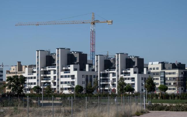 Una grúa en una zona de construcción de edificios