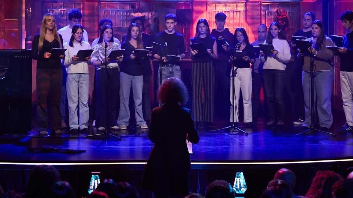 El coro de 'Los domingos' intepreta 'Aitormena' en el plató de 'La Revuelta'