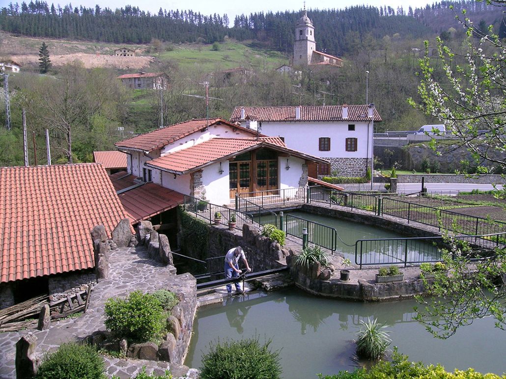 Trabajando en la antepara del molino de Olabarri.