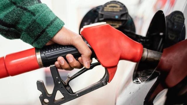 Una persona pone gasolina a su vehículo en una estación de servicio. / Archivo Una persona pone gasolina a su vehículo en una estación de servicio.