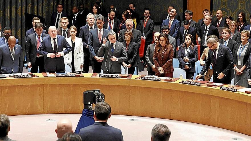 Miembros del Consejo de Seguridad de la ONU, durante el minuto de silencio antes de comenzar ayer la sesi&oacute;n.