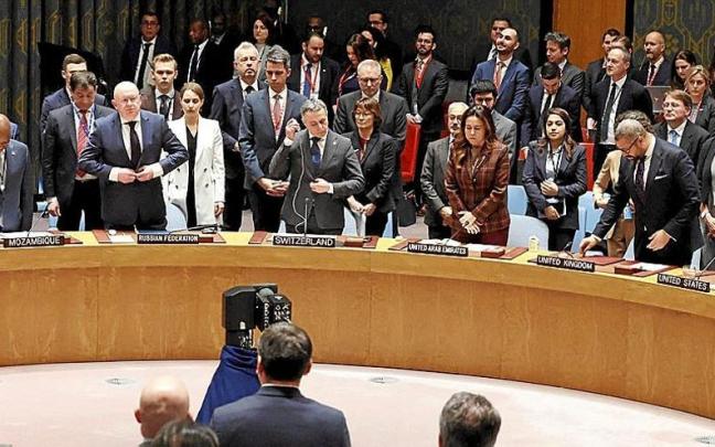 Miembros del Consejo de Seguridad de la ONU, durante el minuto de silencio antes de comenzar ayer la sesi&oacute;n.