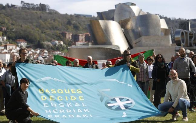 Miembros de la plataforma soberanista Gure Esku, durante el acto organizado este sábado.